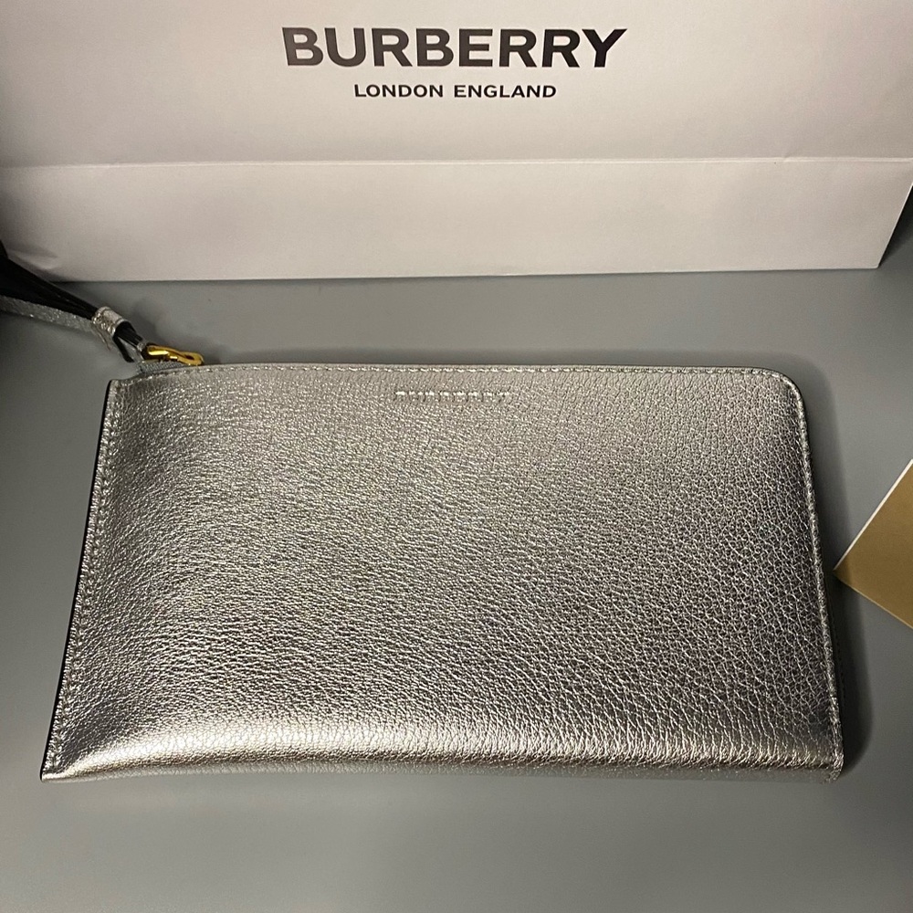 Burberry silver clutch - Picture 9 of 16